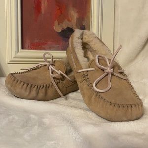 LAST DAY FOR THESE UGGS women’s slippers Size 7 EUC
